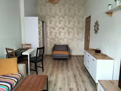 Część wypoczynkowa w obiekcie Night Host Trzebnicka 84 free parking