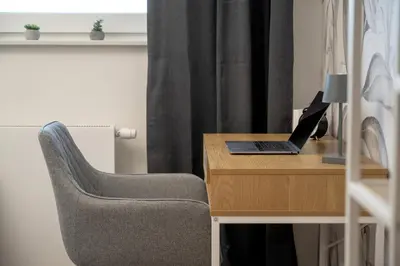 Telewizja i/lub zestaw kina domowego w obiekcie Exclusive River View Apartment with Balcony & FREE GARAGE by Renters Prestige