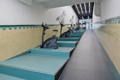 Centrum fitness w obiekcie Exclusive River View Apartment with Balcony & FREE GARAGE by Renters Prestige