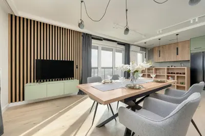 Telewizja i/lub zestaw kina domowego w obiekcie Exclusive River View Apartment with Balcony & FREE GARAGE by Renters Prestige