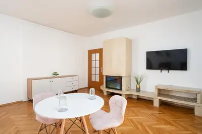 Telewizja i/lub zestaw kina domowego w obiekcie Noclegi Zacisze - Pokoje Gościnne