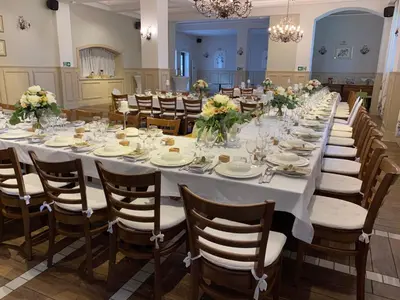 Restauracja lub miejsce do jedzenia w obiekcie Dworzysko
