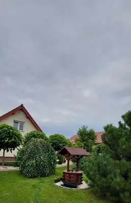 Ogród w obiekcie Noclegi Dobrzeń Wielki