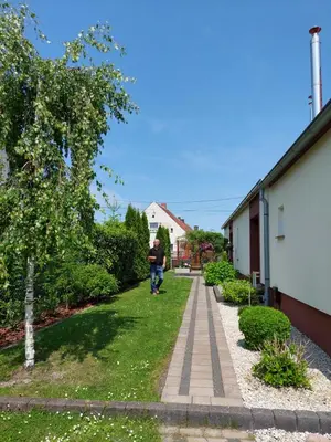 Ogród w obiekcie Noclegi Dobrzeń Wielki