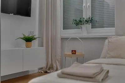 Łóżko lub łóżka w pokoju w obiekcie COMFISTAY Armii krajowej 16B - Near Central Station and Free parking