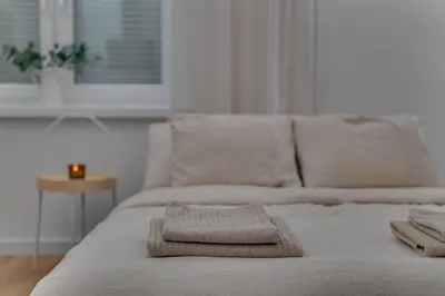 Łóżko lub łóżka w pokoju w obiekcie COMFISTAY Armii krajowej 16B - Near Central Station and Free parking