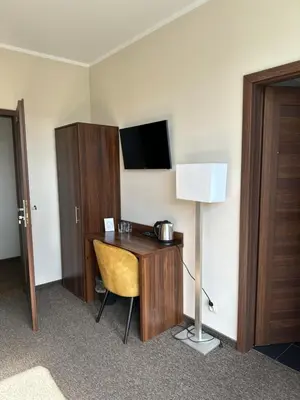 Telewizja i/lub zestaw kina domowego w obiekcie NOCLEGI Kolonia Wokulskiego 4