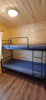 Łóżko lub łóżka w pokoju w obiekcie Modrzewie