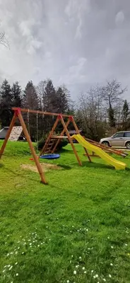 Plac zabaw dla dzieci w obiekcie Modrzewie