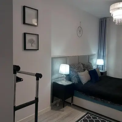 Część wypoczynkowa w obiekcie Apartament z kominkiem RetroGlam