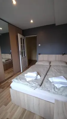 Łóżko lub łóżka w pokoju w obiekcie Apartament Lyszcze 7 Centrum Parking Balkon Blisko rynku Spokojna okolica