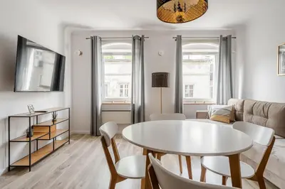 Telewizja i/lub zestaw kina domowego w obiekcie RentPlanet - Apartamenty Cybulskiego II