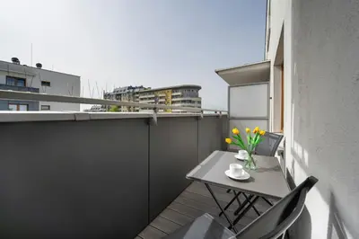 Balkon lub taras w obiekcie Beautiful Apartment with a Spacious Balcony in Wrocław by Noclegi Renters