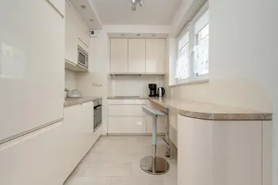 Kuchnia lub aneks kuchenny w obiekcie Beautiful Apartment with a Spacious Balcony in Wrocław by Noclegi Renters
