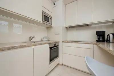 Kuchnia lub aneks kuchenny w obiekcie Beautiful Apartment with a Spacious Balcony in Wrocław by Noclegi Renters