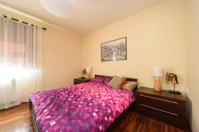 Łóżko lub łóżka w pokoju w obiekcie Podróżniczy apartament od dziedzińca, parking, Rynek 700 m