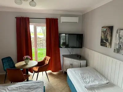 Łóżko lub łóżka w pokoju w obiekcie Forteca, pokoje gościnne nad stawem