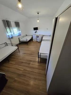Łóżko lub łóżka w pokoju w obiekcie Średzka Korona