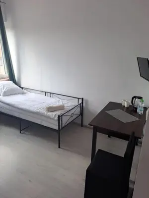 Łóżko lub łóżka w pokoju w obiekcie Średzka Korona
