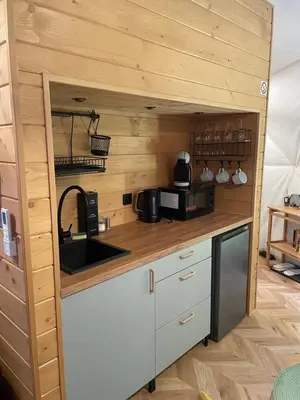 Kuchnia lub aneks kuchenny w obiekcie beGLAMP glamping - narty, góry i Park Narodowy