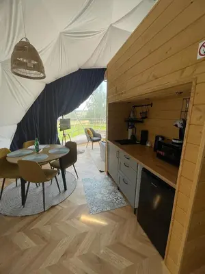 Kuchnia lub aneks kuchenny w obiekcie beGLAMP glamping - narty, góry i Park Narodowy