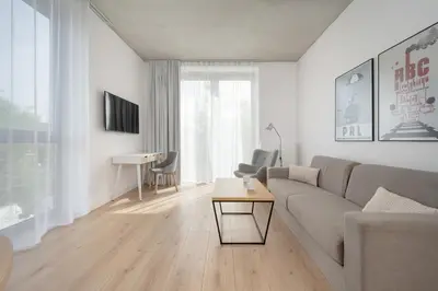Telewizja i/lub zestaw kina domowego w obiekcie Beautiful White - Beige Apartments in Wrocław by Noclegi Renters