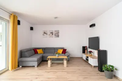 Telewizja i/lub zestaw kina domowego w obiekcie Apartament GOJA Podzamcze
