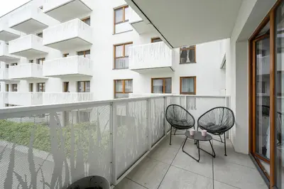 Balkon lub taras w obiekcie Modern Classic Studio Apartment in Kępa Mieszczańska by Noclegi Renters