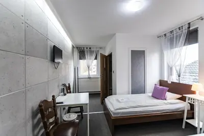 Łóżko lub łóżka w pokoju w obiekcie Hotel Zajazdu w Ostrzeszowie
