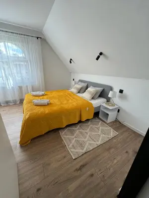 Łóżko lub łóżka w pokoju w obiekcie Apartamenty Astor - Słoneczny
