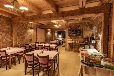 Restauracja lub miejsce do jedzenia w obiekcie Dom pod Twierdzą Srebrna Góra