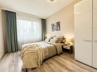 Łóżko lub łóżka w pokoju w obiekcie Stylish Apartment - Balcony, Church Views, Parking! Tram