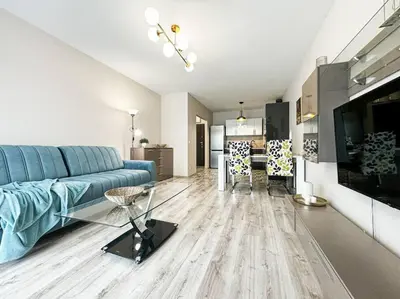 Telewizja i/lub zestaw kina domowego w obiekcie Stylish Apartment - Balcony, Church Views, Parking! Tram
