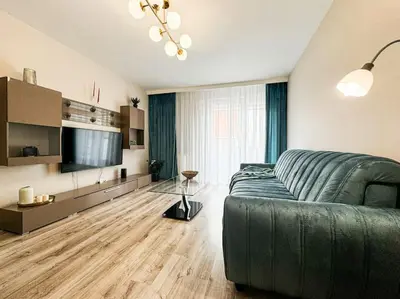 Telewizja i/lub zestaw kina domowego w obiekcie Stylish Apartment - Balcony, Church Views, Parking! Tram