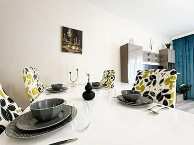 Plan piętra w obiekcie Stylish Apartment - Balcony, Church Views, Parking! Tram
