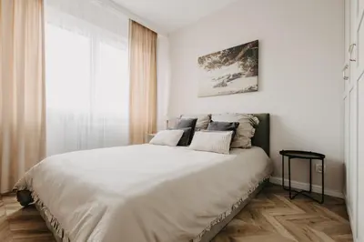 Łóżko lub łóżka w pokoju w obiekcie Balcony & Parking, Modern Elegant Apartment! Near Tram
