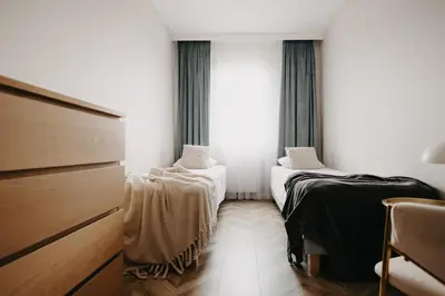 Łóżko lub łóżka w pokoju w obiekcie Balcony & Parking, Modern Elegant Apartment! Near Tram