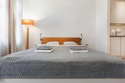 Łóżko lub łóżka w pokoju w obiekcie Komfort w samym Centrum