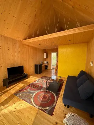 Telewizja i/lub zestaw kina domowego w obiekcie Sunny Houses domki rekreacyjne