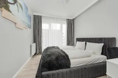 Łóżko lub łóżka w pokoju w obiekcie Luksusowy Apartament z 3 Sypialniami, Klimatyzacją, Parkingiem i Biurkiem we Wrocławiu by Renters Prestige