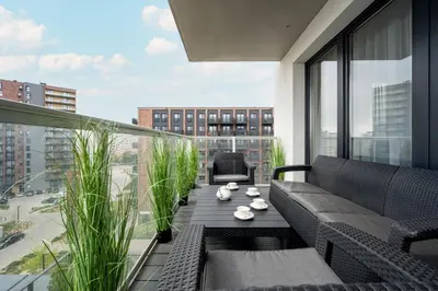 Część wypoczynkowa w obiekcie Luksusowy Apartament z 3 Sypialniami, Klimatyzacją, Parkingiem i Biurkiem we Wrocławiu by Renters Prestige