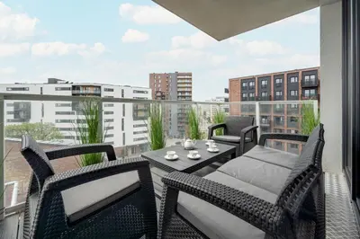 Balkon lub taras w obiekcie Luksusowy Apartament z 3 Sypialniami, Klimatyzacją, Parkingiem i Biurkiem we Wrocławiu by Renters Prestige
