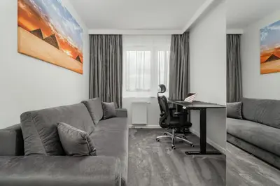 Część wypoczynkowa w obiekcie Luksusowy Apartament z 3 Sypialniami, Klimatyzacją, Parkingiem i Biurkiem we Wrocławiu by Renters Prestige