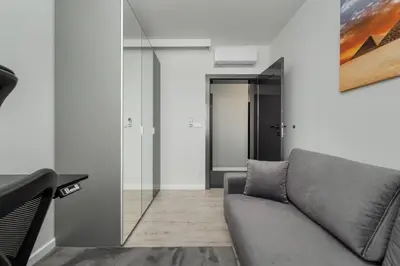 Część wypoczynkowa w obiekcie Luksusowy Apartament z 3 Sypialniami, Klimatyzacją, Parkingiem i Biurkiem we Wrocławiu by Renters Prestige