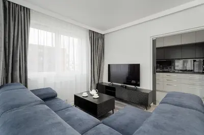 Telewizja i/lub zestaw kina domowego w obiekcie Luksusowy Apartament z 3 Sypialniami, Klimatyzacją, Parkingiem i Biurkiem we Wrocławiu by Renters Prestige