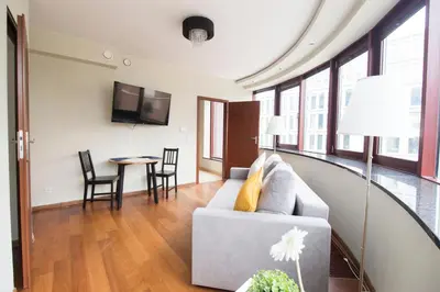 Telewizja i/lub zestaw kina domowego w obiekcie HAPPYESTATE - Just In Center ul Krawiecka 3