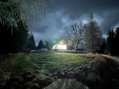Przyroda w pobliżu tego domu w stylu alpejskim