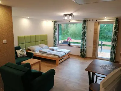 Łóżko lub łóżka w pokoju w obiekcie Apartament z tarasem nad strumykiem