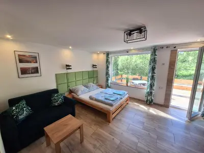 Łóżko lub łóżka w pokoju w obiekcie Apartament z tarasem nad strumykiem
