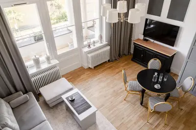 Telewizja i/lub zestaw kina domowego w obiekcie RentPlanet - Apartament Podwale